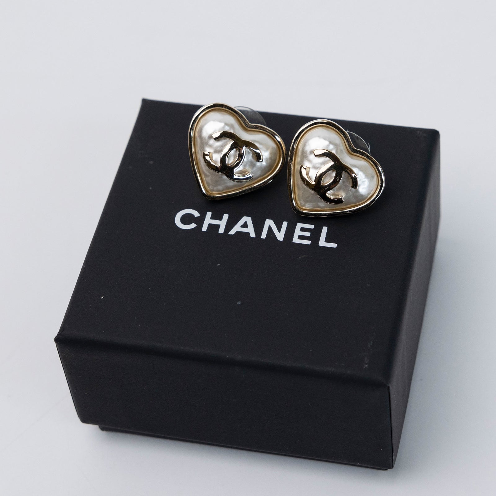 CHANEL PEARL CC HEART EARRINGS LGHW