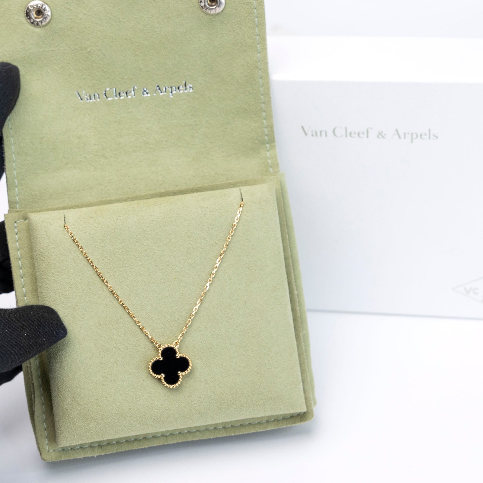 VAN CLEEF & ARPELS VINTAGE ALHAMBRA PENDANT BLACK ONYX / 18K YELLOW GOLD