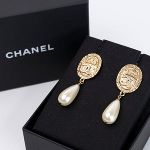 CHANEL PEARL DROP EARRINGS WITH CRYSTALS GHW