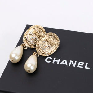 CHANEL PEARL DROP EARRINGS WITH CRYSTALS GHW