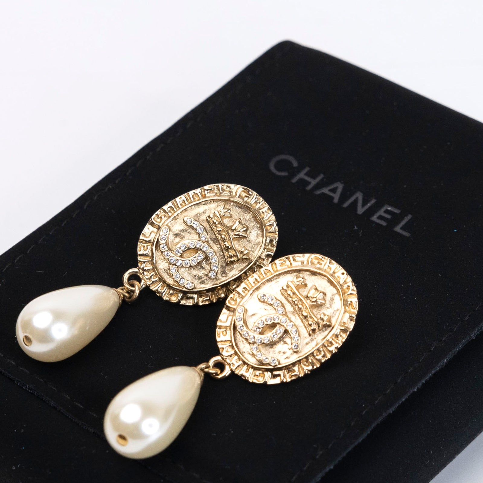 CHANEL PEARL DROP EARRINGS WITH CRYSTALS GHW