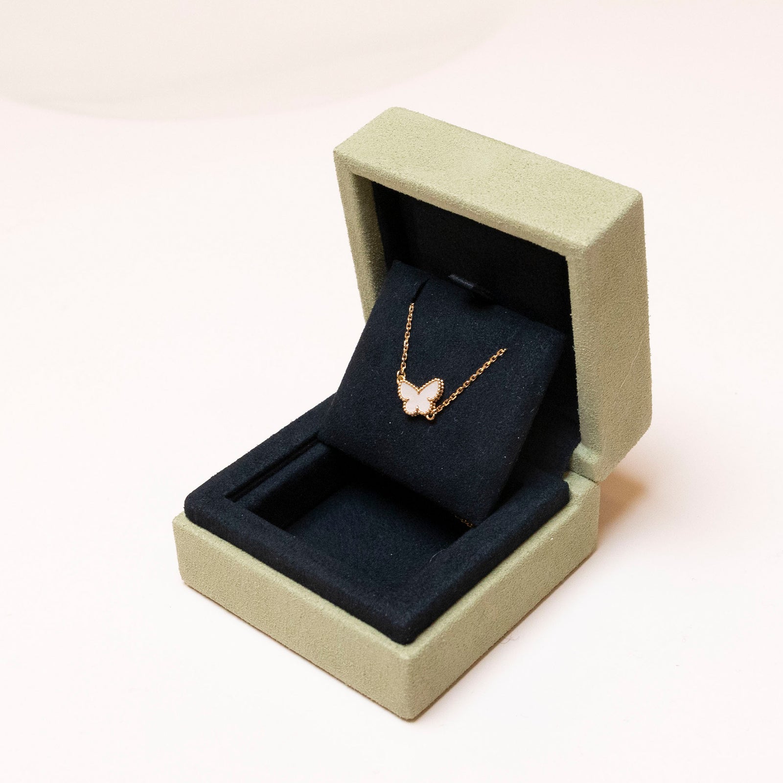 VAN CLEEF & ARPELS SWEET BUTTERFLIES BRACELET 18K YELLOW GOLD/ MOTHER OF PEARL