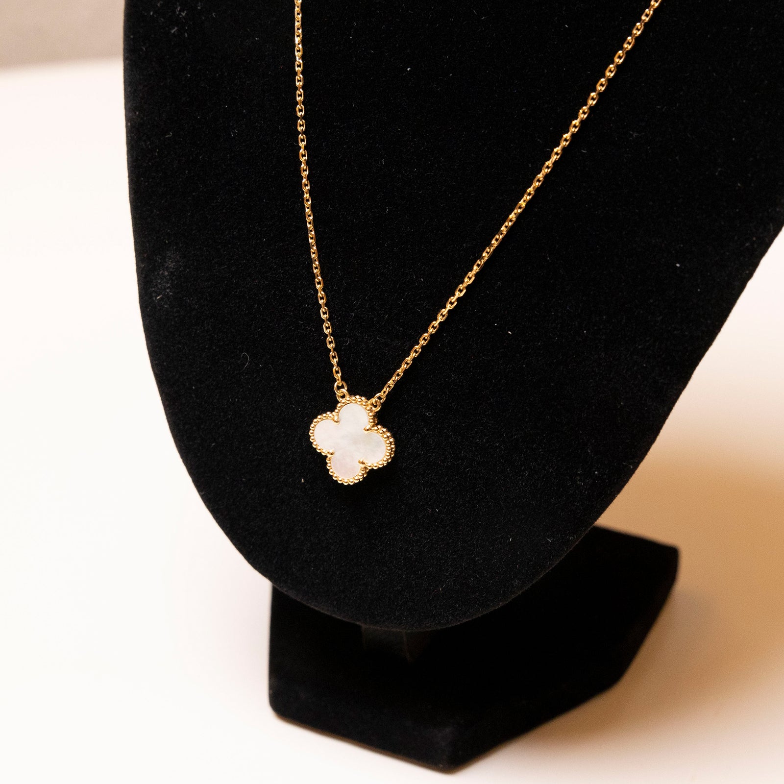 VAN CLEEF & ARPELS SWEET ALHAMBRA PENDANT WHITE MOTHER OF PEARL YELLOW GOLD