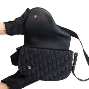 CHRISTIAN DIOR SADDLE SMALL MESSENGER BAG BLACK OBLIQUE JACQUARD / GRAINED CALFSKIN MULTICOLOUR HARDWARE