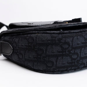 CHRISTIAN DIOR SADDLE SMALL MESSENGER BAG BLACK OBLIQUE JACQUARD / GRAINED CALFSKIN MULTICOLOUR HARDWARE