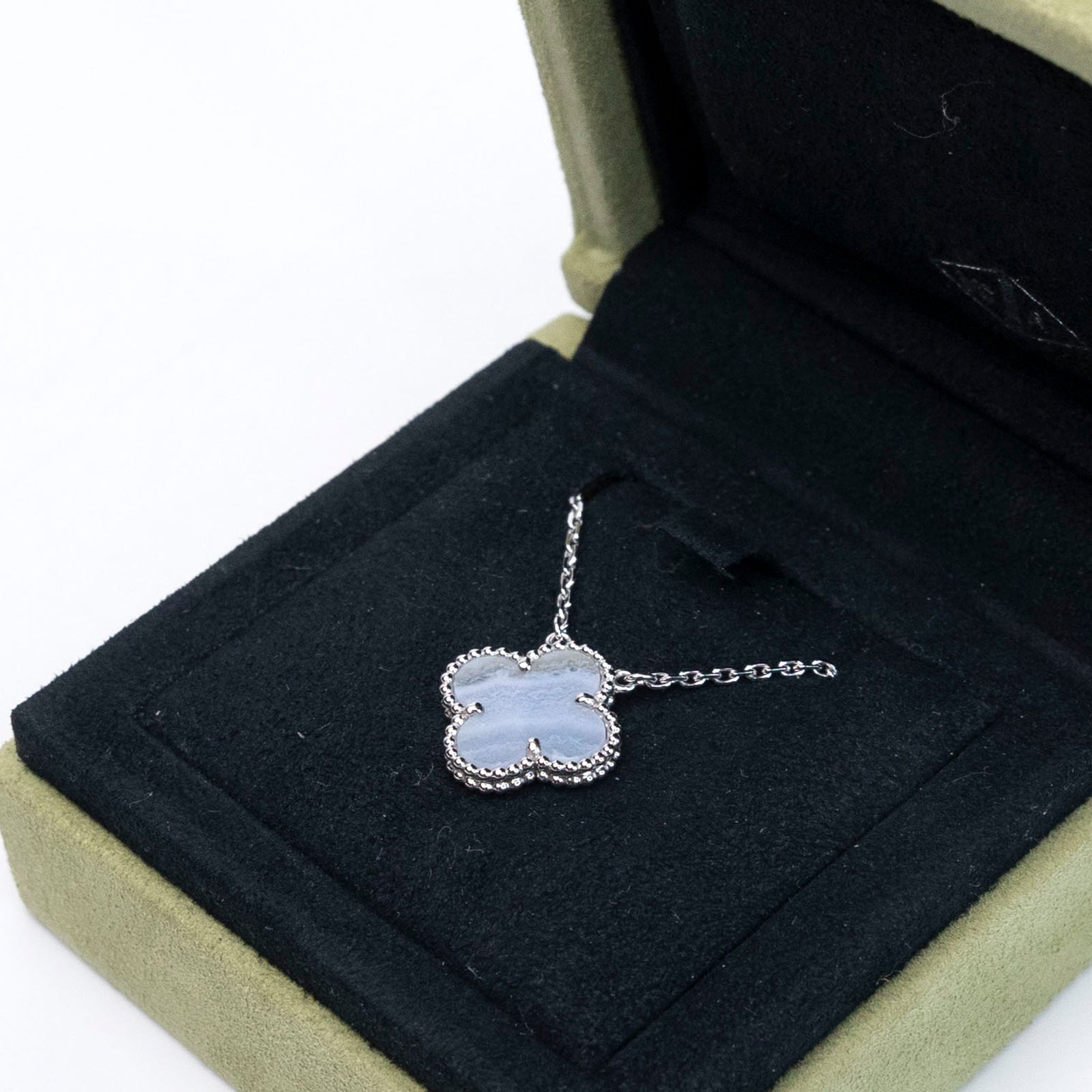 VAN CLEEF & ARPELS VINTAGE ALHAMBRA PENDANT 18K WHITE GOLD, CHALCEDONY